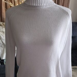 JEANNE PIERRE Elegant White Turtleneck Sweater